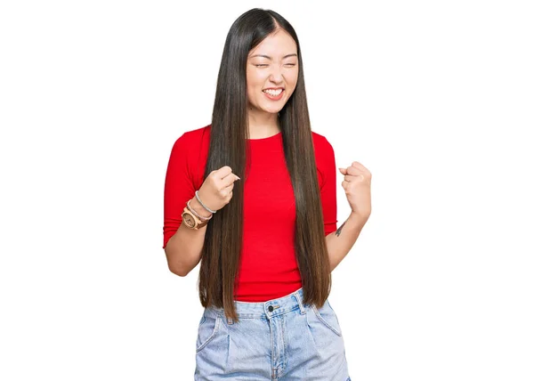 Νεαρή Κινέζα Γυναίκα Φορώντας Casual Ρούχα Ενθουσιασμένοι Για Την Επιτυχία — Φωτογραφία Αρχείου