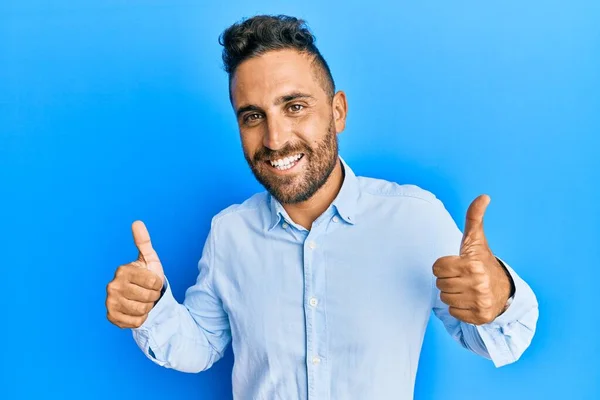 Hombre Guapo Con Barba Con Ropa Casual Signo Éxito Haciendo — Foto de Stock