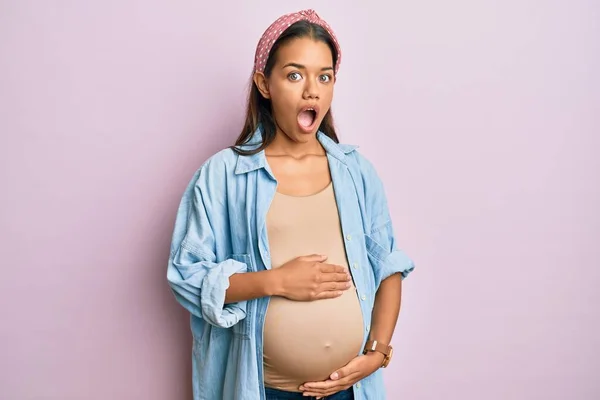 Mulher Hispânica Bonita Esperando Bebê Tocando Barriga Grávida Com Medo — Fotografia de Stock