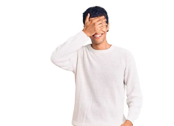 Jonge Afrikaans Amerikaanse Man Casual Kleding Lachend Lachend Met Hand — Stockfoto