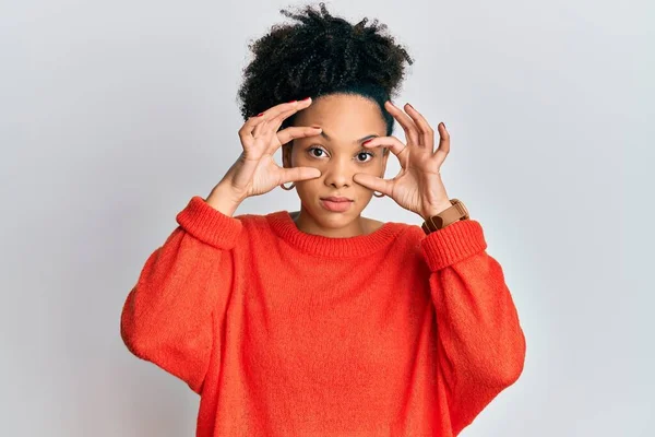 Ung Afrikansk Amerikansk Flicka Bär Casual Kläder Försöker Öppna Ögonen — Stockfoto