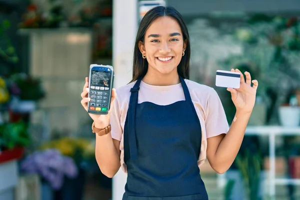 Jovem Lojista Latino Menina Sorrindo Feliz Segurando Cartão Crédito Dataphone — Fotografia de Stock