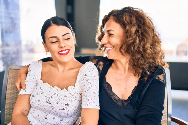 Bela Mãe Filha Sorrindo Felizes Confiantes Sentado Com Sorriso Cara — Fotografia de Stock