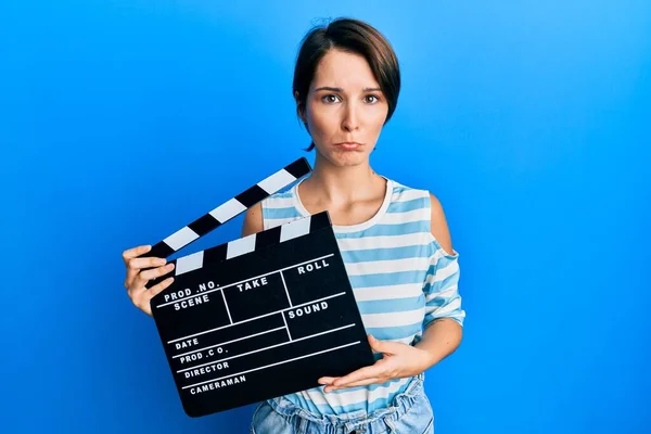 Fiatal Barna Rövid Haj Gazdaság Video Film Clapboard Depressziós Aggódni — Stock Fotó