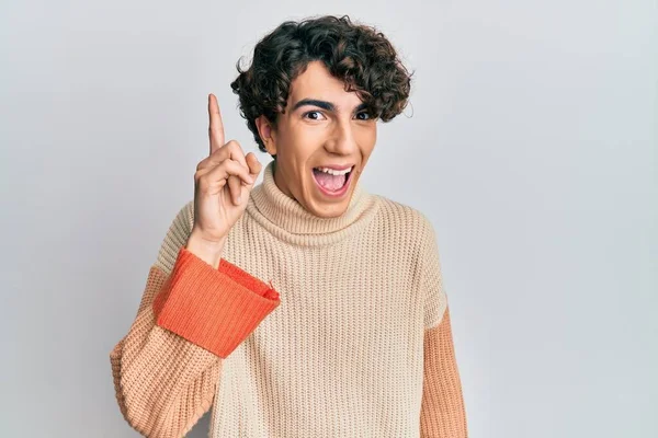 Ισπανόφωνος Νεαρός Που Φορούσε Ένα Απλό Χειμωνιάτικο Πουλόβερ Δείχνοντας Επιτυχία — Φωτογραφία Αρχείου