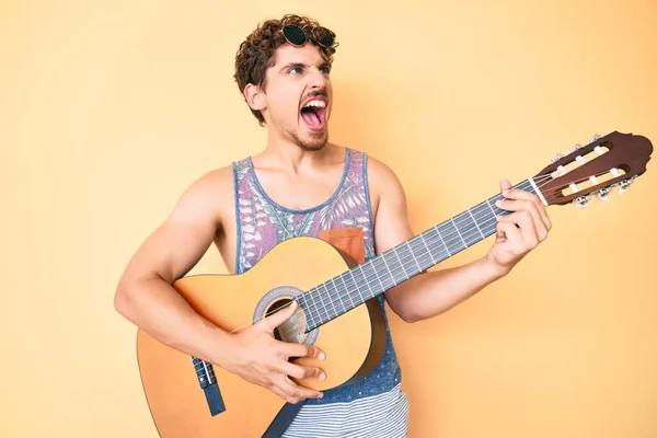 Jeune Homme Caucasien Aux Cheveux Bouclés Jouant Guitare Classique Colère — Photo