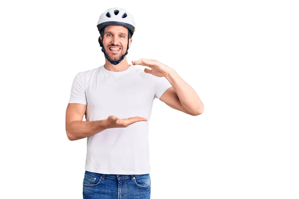 자전거 헬멧을 손으로 몸짓을 잘생긴 청년이 표시를 있습니다 기호죠 웃으며 — 스톡 사진