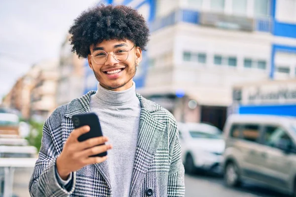 Fiatal Afro Amerikai Üzletember Mosolyog Boldog Segítségével Okostelefon Városban — Stock Fotó