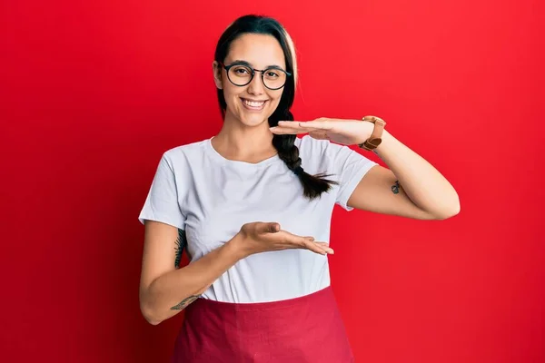 Jonge Spaanse Vrouw Draagt Professionele Serveerster Schort Gebaar Met Handen — Stockfoto