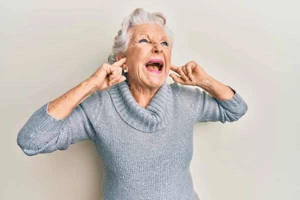 Senior Mujer Pelo Gris Cubriendo Las Orejas Con Dedo Enojado — Foto de Stock