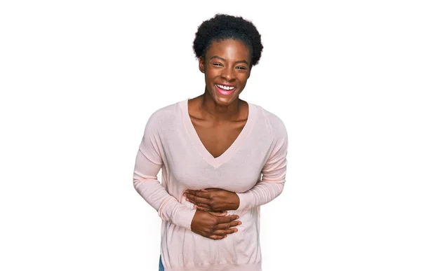 Νεαρή Αφρικάνα Αμερικανίδα Που Φοράει Καθημερινά Ρούχα Χαμογελώντας Και Γελώντας — Φωτογραφία Αρχείου
