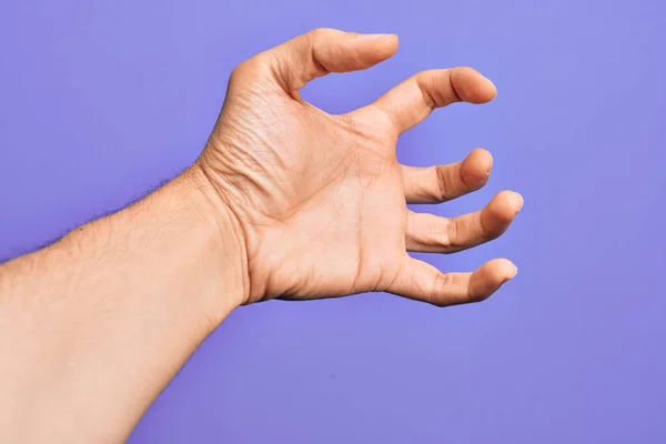 Mano Joven Caucásico Mostrando Dedos Sobre Fondo Púrpura Aislado Agarrando — Foto de Stock