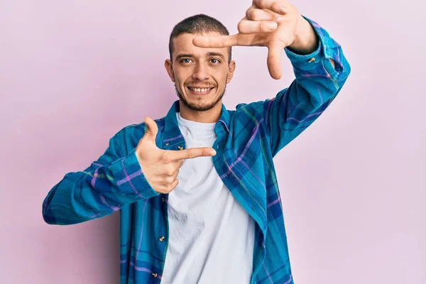 Joven Hispano Vistiendo Ropa Casual Sonriendo Haciendo Marco Con Manos — Foto de Stock