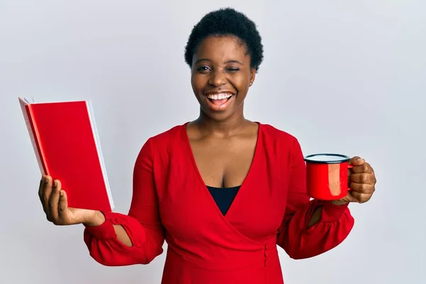 Jovem Africana Com Cabelo Curto Lendo Livro Bebendo Uma Xícara — Fotografia de Stock