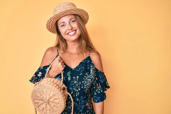 Hispanische Frau Mittleren Alters Mit Sommermütze Und Korbtasche Die Stehen — Stockfoto