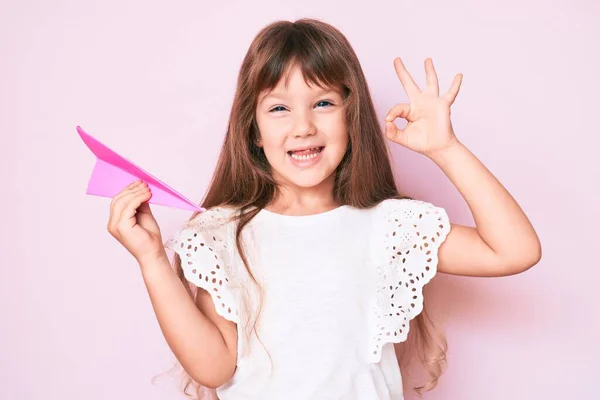 Kleines Kaukasisches Mädchen Mit Langen Haaren Papierflugzeug Der Hand Das — Stockfoto