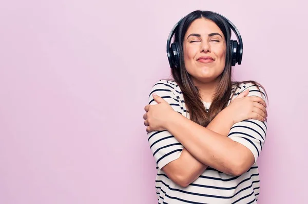 Νέα Όμορφη Μελαχρινή Γυναίκα Ακούγοντας Μουσική Χρησιμοποιώντας Ακουστικά Πάνω Από — Φωτογραφία Αρχείου