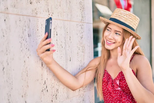 코카서스 관광객 소녀는 도시에서 스마트폰으로 비디오 통화를 행복하게 — 스톡 사진