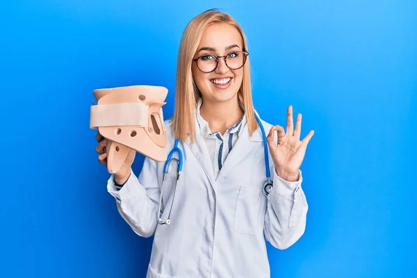 Bela Mulher Médica Caucasiana Segurando Colar Cervical Pescoço Fazendo Sinal — Fotografia de Stock