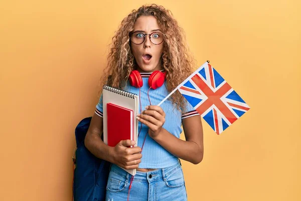 Hermosa Chica Caucásica Adolescente Intercambio Estudiante Sosteniendo Bandera Del Reino —  Fotos de Stock