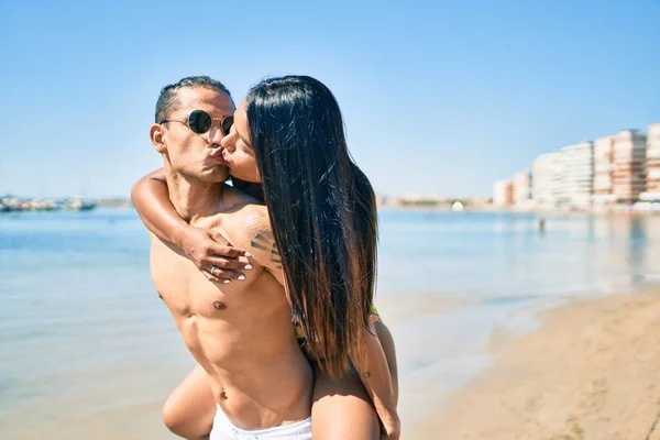 Jovem Casal Latino Vestindo Roupa Banho Sorrindo Feliz Andando Praia — Fotografia de Stock