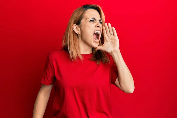 Spaanse Jonge Vrouw Draagt Casual Rood Shirt Schreeuwen Schreeuwen Luid — Stockfoto