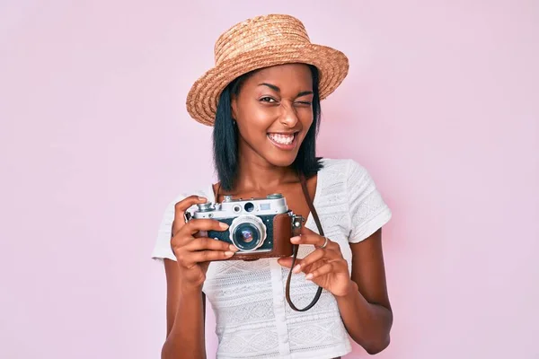 Mladý Africký Američan Žena Sobě Letní Klobouk Drží Vintage Kamera — Stock fotografie