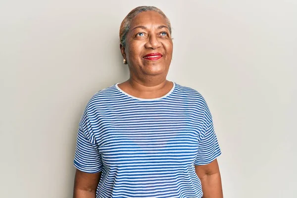 Senior Afrikanisch Amerikanische Frau Trägt Lässige Kleidung Die Zur Seite — Stockfoto