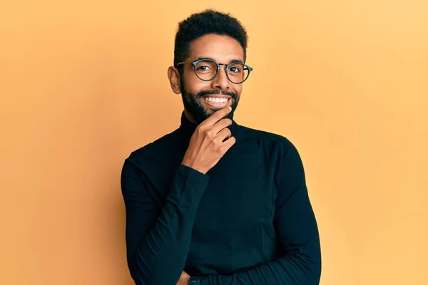 Bonito Homem Hispânico Com Barba Vestindo Camisola Gola Alta Sorrindo — Fotografia de Stock