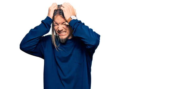 Schöner Kaukasischer Mann Mit Langen Haaren Der Einen Lässigen Winterpullover — Stockfoto