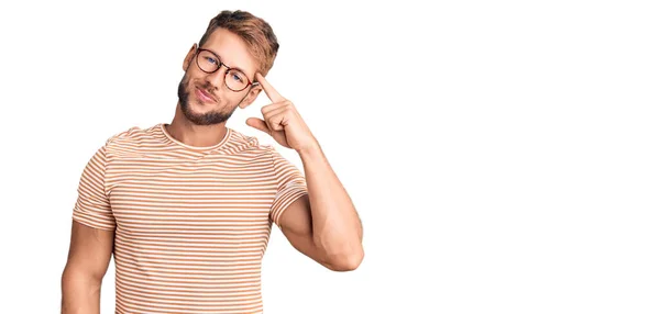 Joven Hombre Caucásico Con Ropa Casual Gafas Sonriendo Apuntando Cabeza —  Fotos de Stock