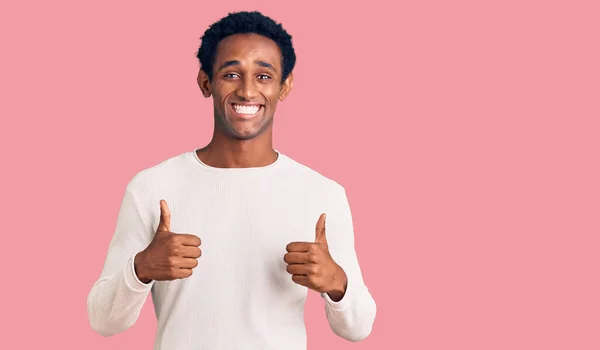 Homem Bonito Africano Vestindo Casual Sinal Sucesso Camisola Inverno Fazendo — Fotografia de Stock