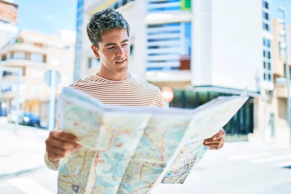 Sokak haritasına bakan yakışıklı beyaz bir turist.