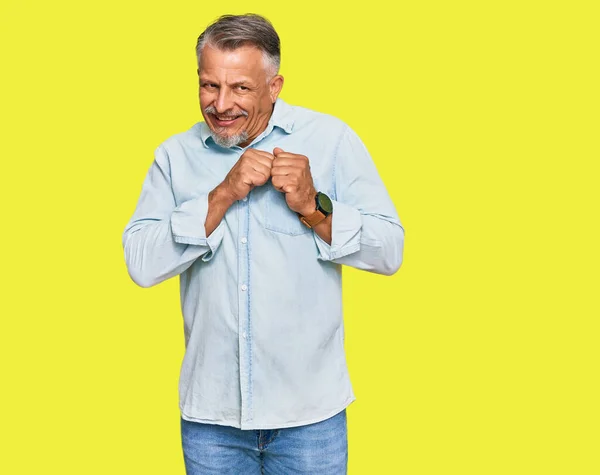 Šedovlasý Muž Středního Věku Neformálním Oblečení Nervózně Smějící Vzrušený Rukama — Stock fotografie