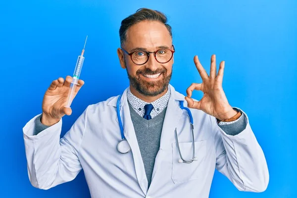 Guapo Hombre Mediana Edad Vistiendo Uniforme Médico Sosteniendo Jeringa Haciendo — Foto de Stock