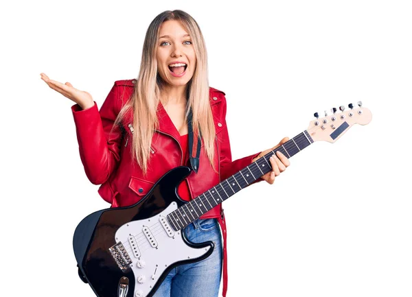 Jeune Belle Femme Blonde Jouant Guitare Électrique Célébrant Victoire Avec — Photo
