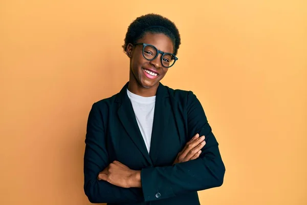 Jovem Afro Americana Vestindo Jaqueta Negócios Óculos Rosto Feliz Sorrindo — Fotografia de Stock