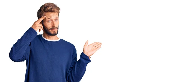 Bonito Loiro Com Barba Vestindo Camisola Casual Confuso Irritado Com — Fotografia de Stock