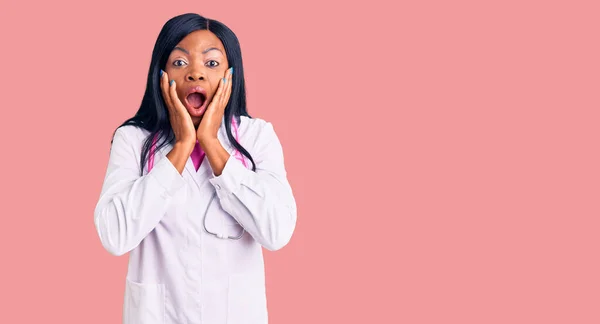 Jeune Femme Afro Américaine Portant Stéthoscope Médecin Effrayée Choquée Surprise — Photo
