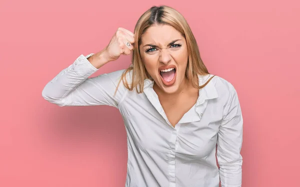 Mujer Caucásica Joven Con Ropa Casual Enojado Loco Levantando Puño — Foto de Stock