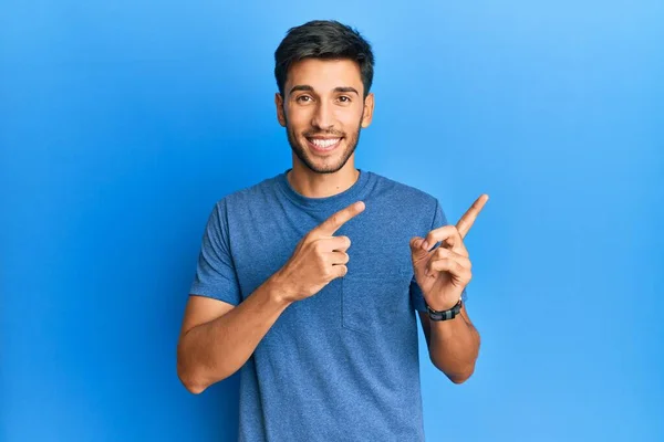 Jonge Knappe Man Draagt Casual Tshirt Blauwe Achtergrond Lachend Kijkend — Stockfoto