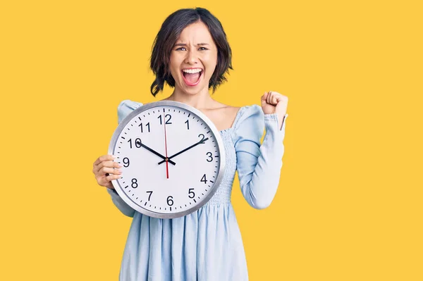 Junge Schöne Mädchen Mit Großer Uhr Schreit Stolz Feiert Sieg — Stockfoto