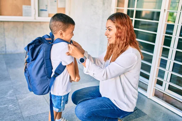 Adorable Estudiante Latino Mamá Escuela Madre Preparando Niño Poner Encima — Foto de Stock