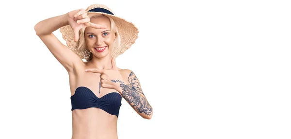 Fiatal Szőke Tetoválás Visel Bikini Nyári Kalap Mosolygós Így Keret — Stock Fotó