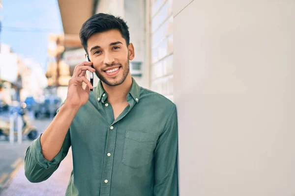 Joven Latino Sonriendo Feliz Hablando Smartphone Ciudad — Foto de Stock