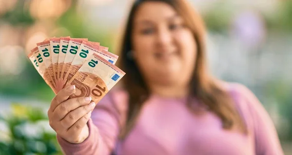 Νεαρή Ισπανίδα Συν Μέγεθος Γυναίκα Χαμογελά Ευτυχισμένη Κρατώντας Χαρτονομίσματα Ευρώ — Φωτογραφία Αρχείου