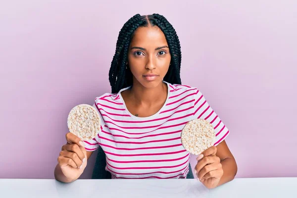 Mooie Spaanse Vrouw Die Gezonde Rijstcrackers Eet Ontspannen Met Een — Stockfoto