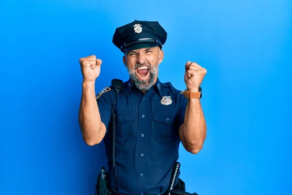 Hombre Guapo Mediana Edad Vistiendo Uniforme Policía Enojado Loco Levantando —  Fotos de Stock