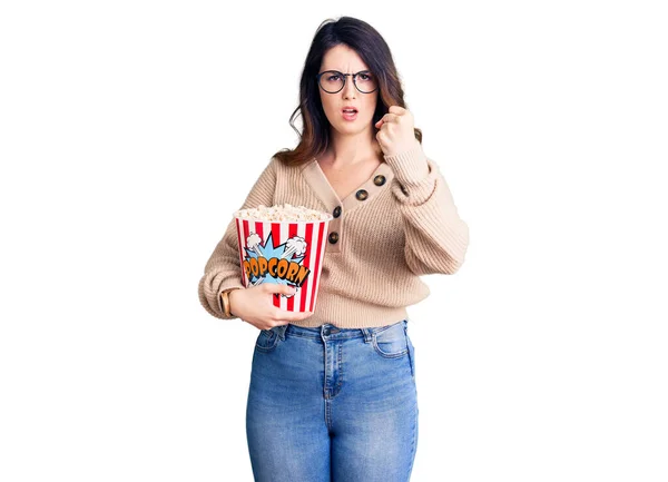 Bella Giovane Donna Bruna Che Mangia Popcorn Infastidito Frustrato Urlando — Foto Stock