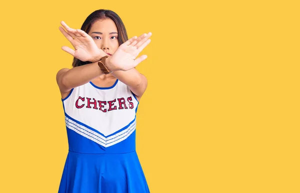 Giovane Bella Ragazza Cinese Indossa Cheerleader Espressione Rifiuto Uniforme Incrociando — Foto Stock